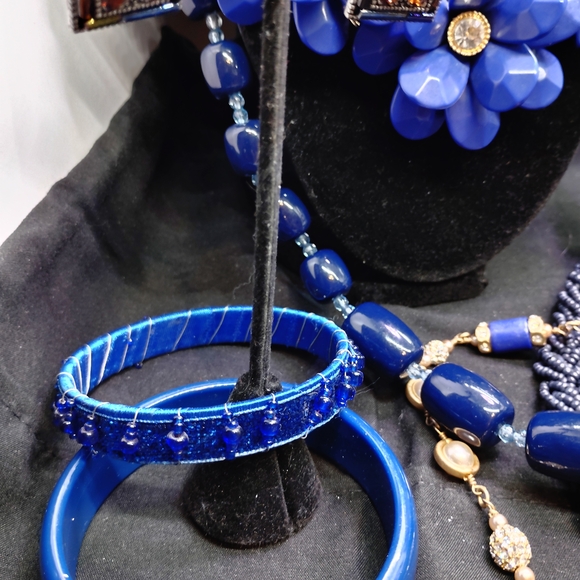 Elegant Blue Necklace Set - Picture 7 of 13